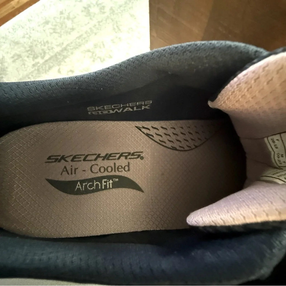 Skechers love but